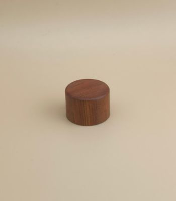 প্রসাধনী বোতলগুলির জন্য কাঠের শস্য প্লাস্টিকের গোলাকার মসৃণ ক্যাপ