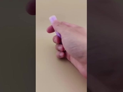 লিপস্টিকের জন্য স্বচ্ছ রিবড ক্যাপ সহ বেগুনি ছোট ঠোঁটের ব্যালাম প্যাকেজিং