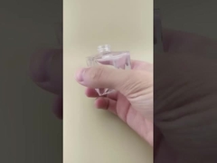 গাড়ির সুগন্ধির জন্য বর্গাকার মসৃণ স্বচ্ছ কাচের বোতল