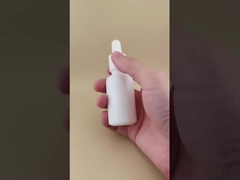 ত্বকের যত্নের জন্য সূক্ষ্ম নকশা সাদা মসৃণ বৃত্তাকার ড্রপার বোতল