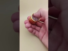 ত্বকের যত্নের বোতলগুলির জন্য স্বচ্ছ বোতাম সহ হলুদ অ্যালুমিনিয়াম-প্লাস্টিক গোলাকার মসৃণ ক্যাপ