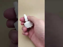 সাদা প্লাস্টিকের খাঁজকাটা জেলি ক্যাপ যা পেইন্ট বোতলগুলির জন্য