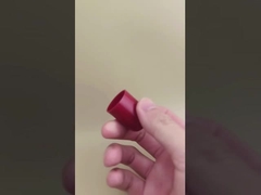 ত্বকের যত্নের বোতলগুলির জন্য সুন্দর ডিজাইন করা লাল প্লাস্টিকের ক্যাপ